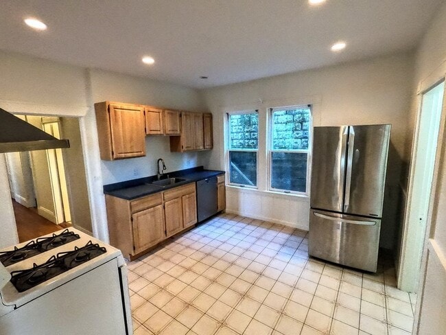 Building Photo - 21 Burr St