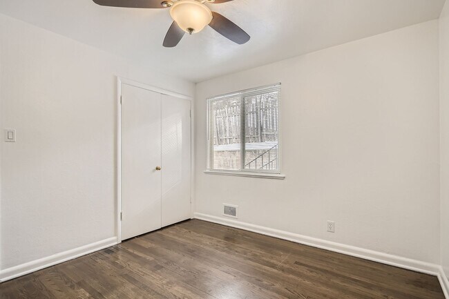 Building Photo - Bright and open updated duplex located in a prime area of Rosedale!