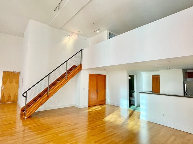 Building Photo - 1BR/2BA Spacious and Modern 2-Level Loft! ...