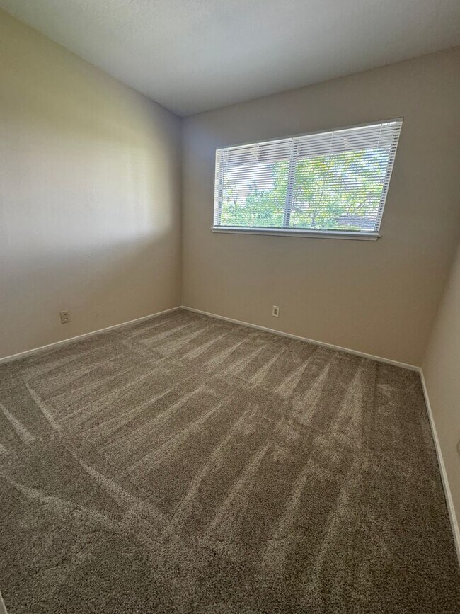 Building Photo - Upstairs 1 bedroom 1 bath apartment w/ ass...