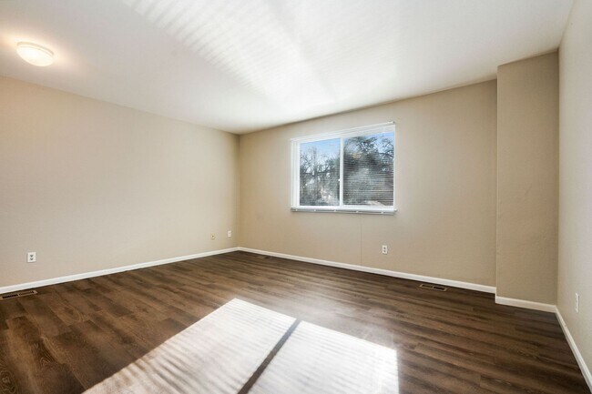 Building Photo - Updated 5 Bed 2 Bath House Near Old Town!