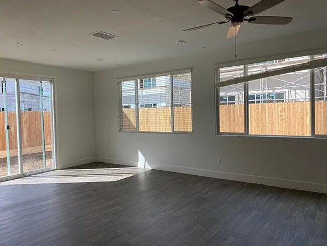 Building Photo - 2434 Urdaneta Way