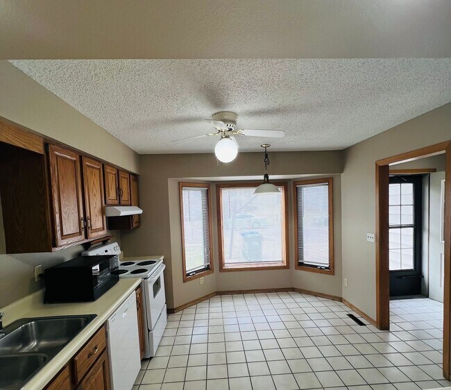 Building Photo - 4 Bedroom 2 Bath Duplex in Iowa City