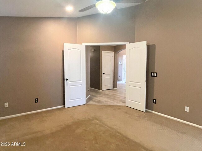 Building Photo - 416 E Chicory Pl
