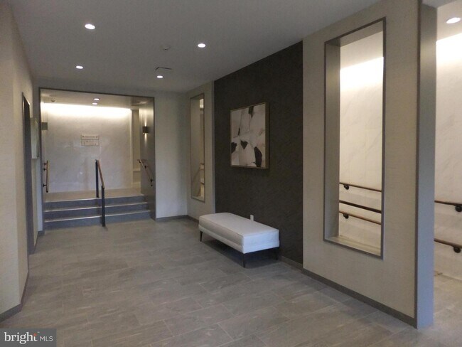 Building Photo - 1650 Oakwood Dr