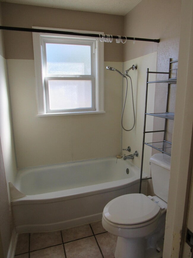 Building Photo - 636 W Washington St