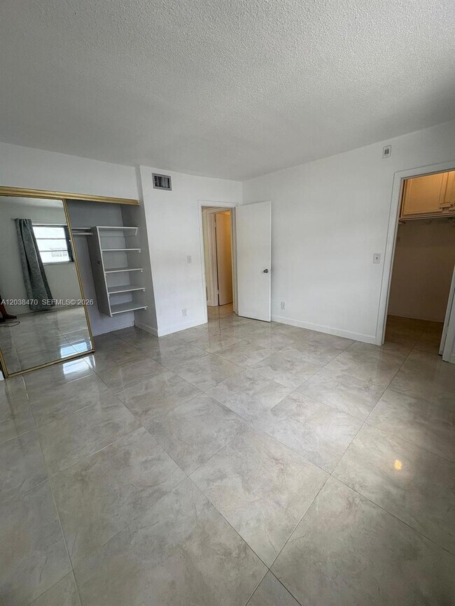 Building Photo - 541 Blue Heron Dr