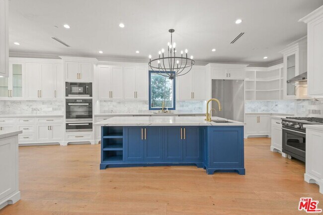 Building Photo - 1153 S Clark Dr