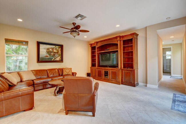 Building Photo - 8891 Starhaven Cove