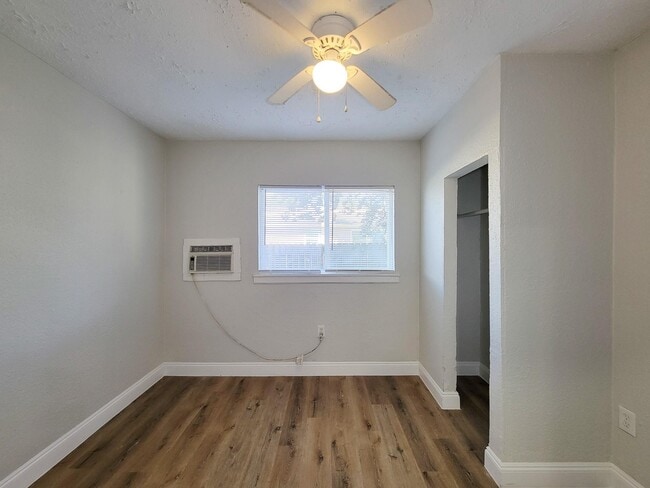 Building Photo - 711 Ave A Ave