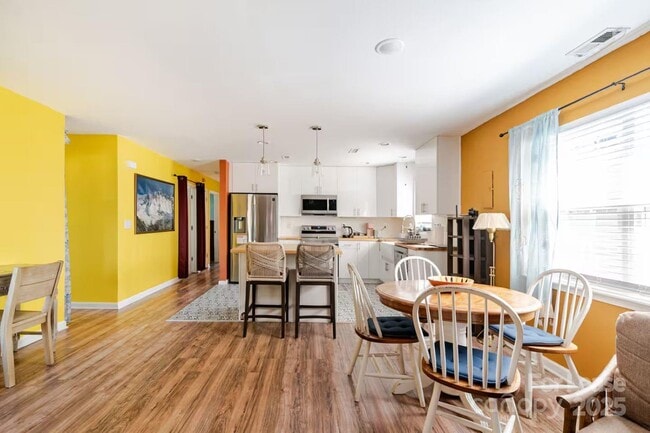 Building Photo - 817 E 17th St