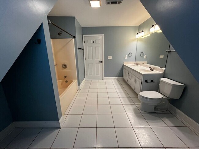 Building Photo - Beautiful 4 bedroom 2.5 bath home with lawncare, internet and security system included in rent