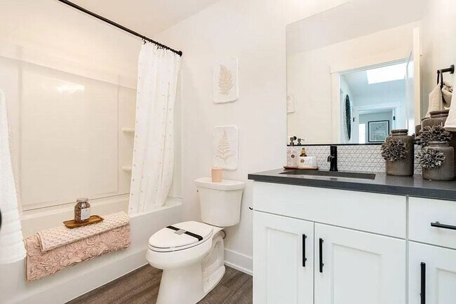 Building Photo - Eastside townhome in the desirable Petrosa neighborhood