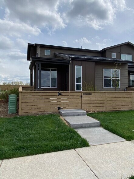 Fenced in front area - 2614 Avenger Pl #5