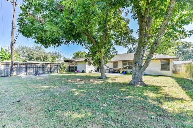 Building Photo - 222 Linda St