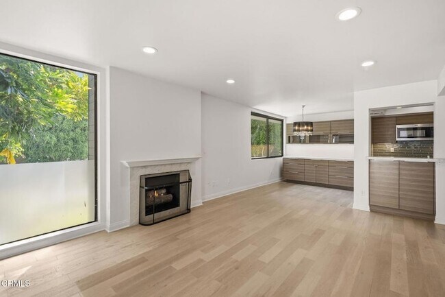 Building Photo - 1215 N Olive Dr