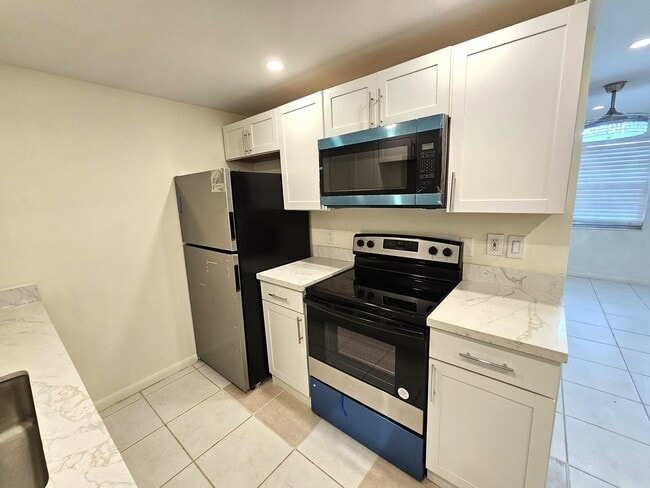 Building Photo - 1059 Ainslie Dr