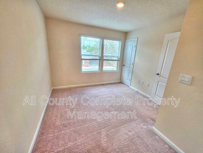 Building Photo - 3972 Vlg Vw Ln