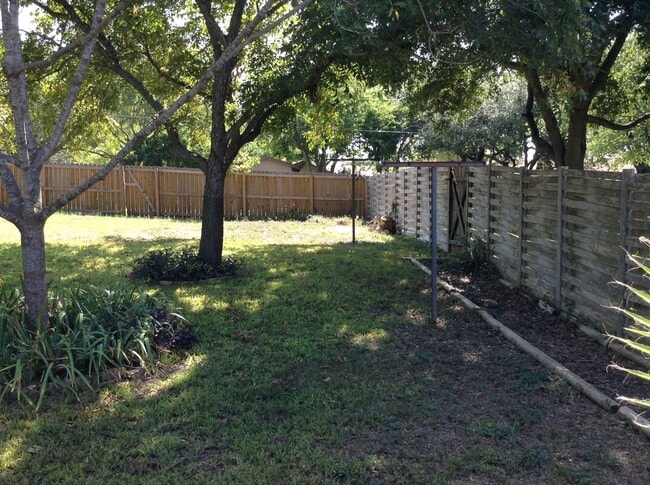 Building Photo - 12648 King Oaks Dr