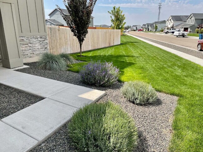 Building Photo - "Charming 3-Bed Oasis on East Drouillard Street with 2.5 Baths and 1470 Sq Ft in Nampa!"