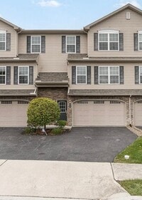 Building Photo - 3 Bedroom Townhome in Mechanicsburg