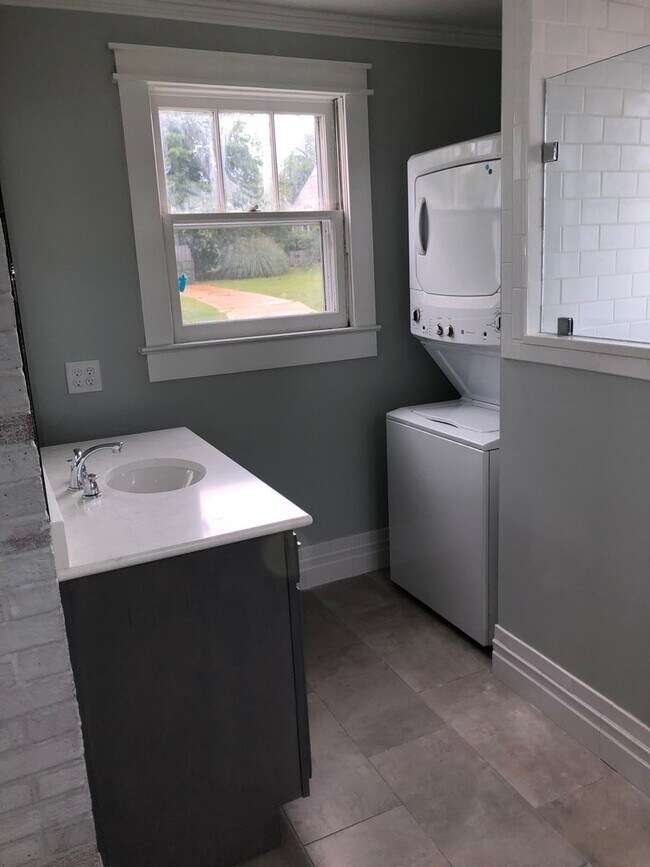 Building Photo - Newly Remodeled 3/2 with open floor plan
