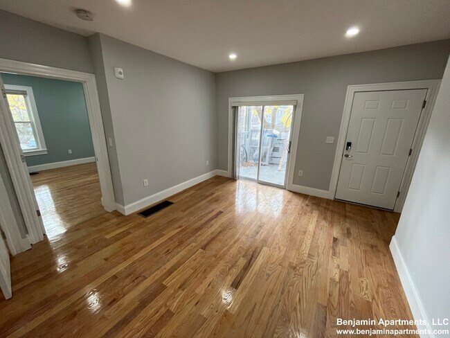 Building Photo - 372 Oxford St