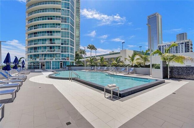 Building Photo - 480 NE 30th St