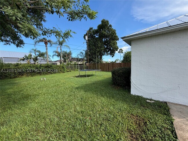 Building Photo - 2985 SW Fluvia St
