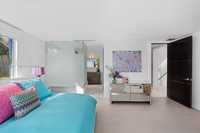 Building Photo - 227 E Dilido Dr