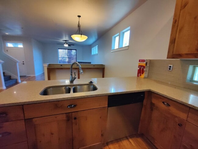 Building Photo - Beautiful 3x2.5 with fenced patio and upstairs bonus area