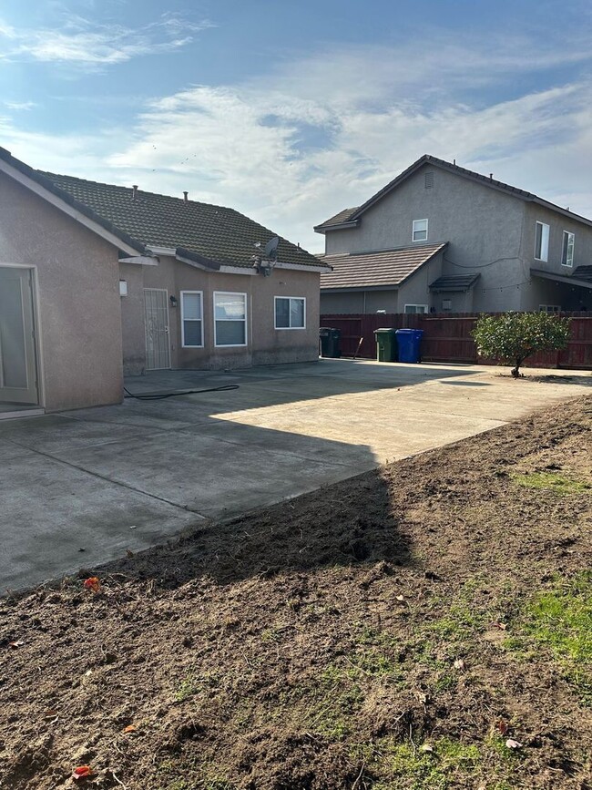 Building Photo - Beautiful Single Story Home Ready To Be Ca...