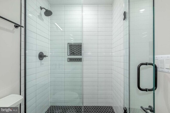 Building Photo - 722 Kenyon St NW