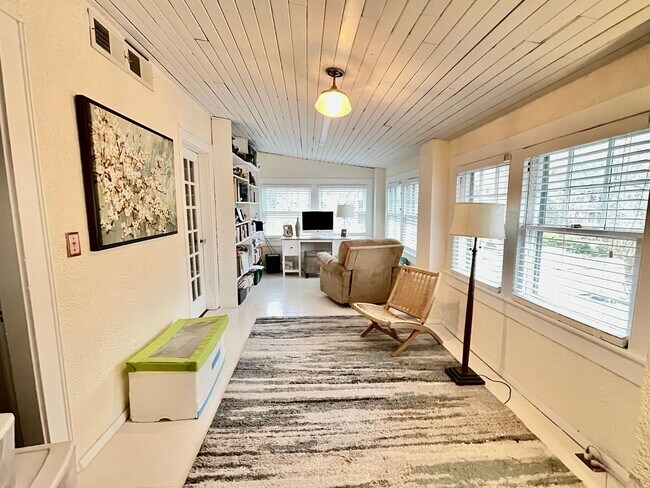 Building Photo - Charming Larchmont 4 Bedroom - 2 Sun Rooms...