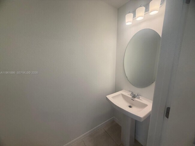 Building Photo - 2025 Viewfinder St