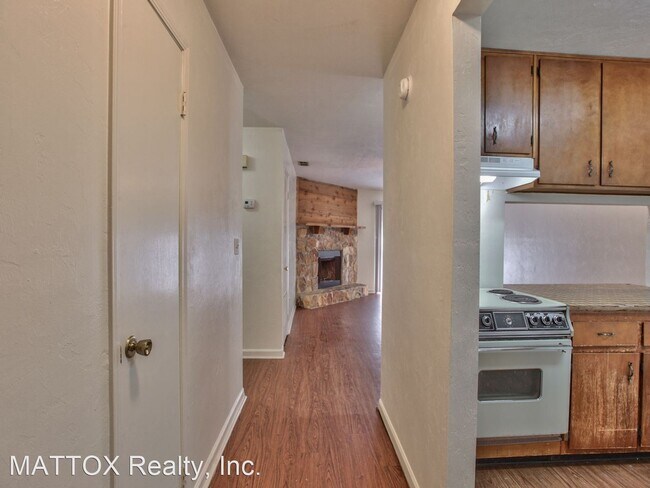 Building Photo - 2 br, 1.5 bath House - 4791 Leah Court