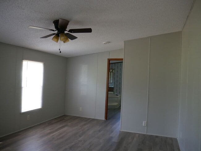 Building Photo - Adorable mobile home in Quitman