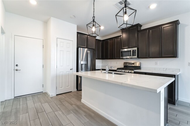 Building Photo - 5730 Sky Pointe Dr