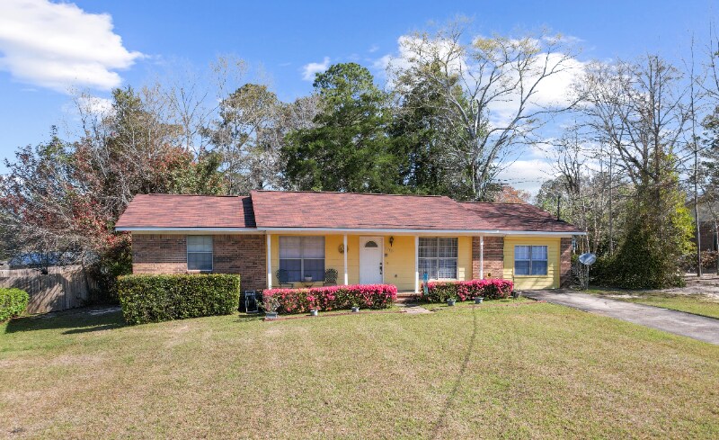 Primary Photo - 202 Peartree Cir