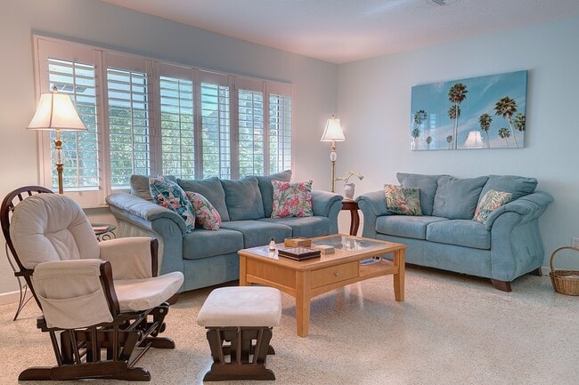 Living - 3605 Iroquois Ave