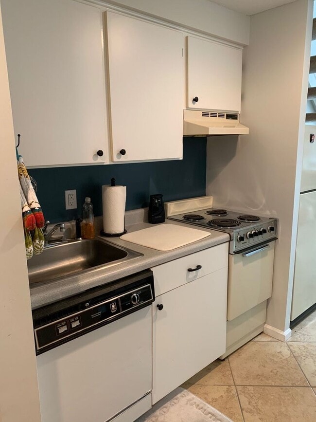 Building Photo - 1 Bedroom loft condo located in North Myrt...