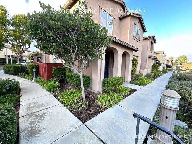 Primary Photo - 3 bed, 2.5 bath Townhome, 2 Car Garage, Ea...