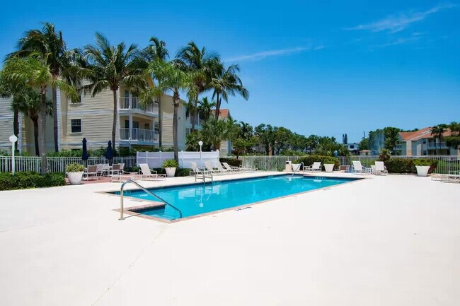 Building Photo - 650 Island Club Dr
