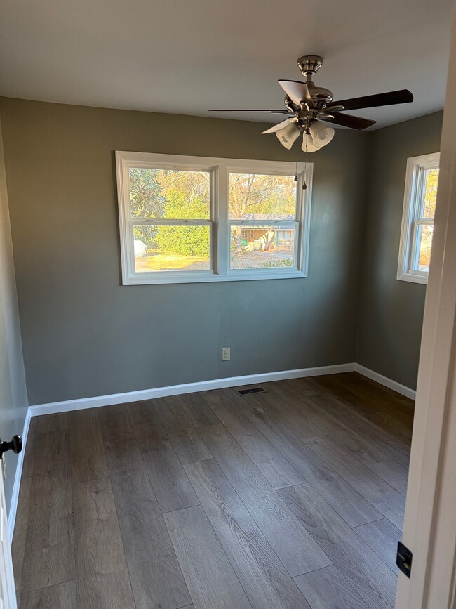 Building Photo - 118 Lake Dr