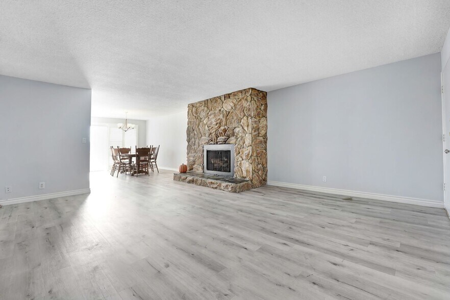 Building Photo - 12246 Montana Ave