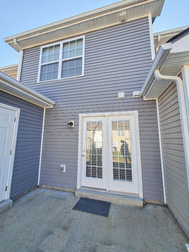 Building Photo - Pet Friendly Two Bedroom!