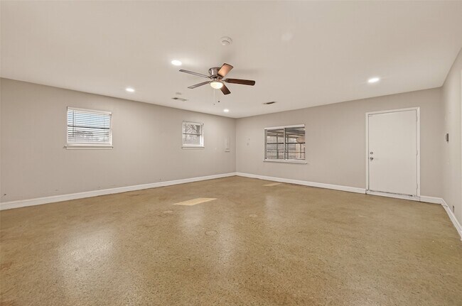 Building Photo - 10645 Oak Brook Dr