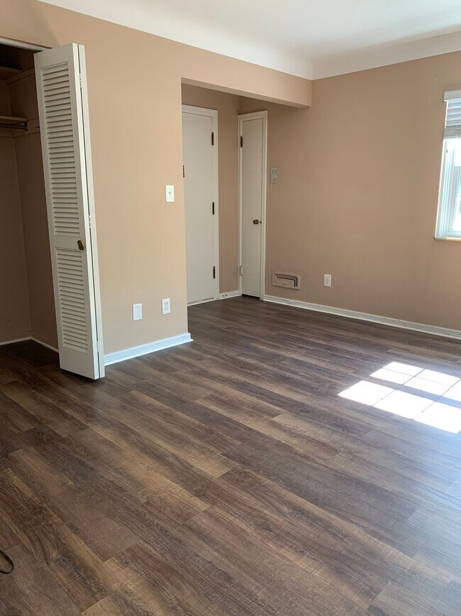 Building Photo - 2142 Collinway St