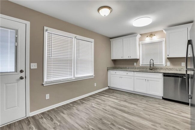 Building Photo - 4952 Pebblebrook Dr