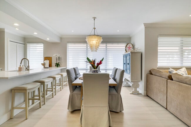 Building Photo - 438 Brackenwood Ln S